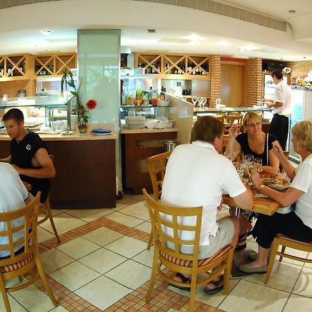 Fortina Spa Resort Слима Ресторан фото A restaurant in a hotel