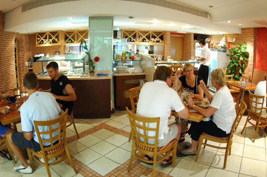 Fortina Spa Resort Слима Ресторан фото A restaurant in a hotel